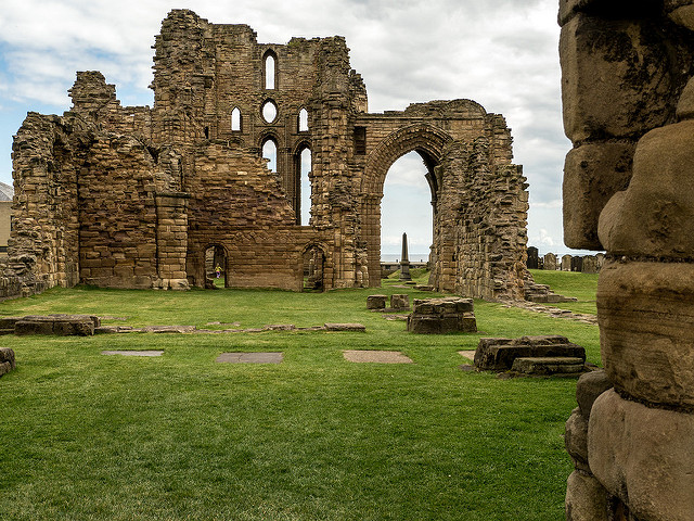 Interiores del castillo Priory en Tynemouth