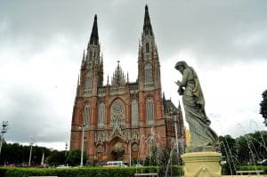 Vista de la Catedral de La Plata desde Plaza Moreno