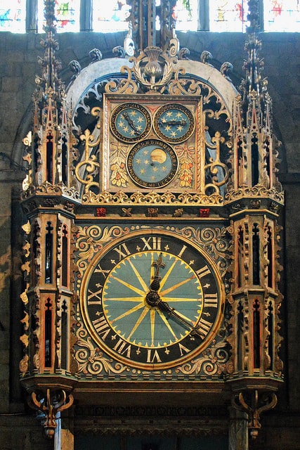 Reloj en el interior de la catedral de Durham 