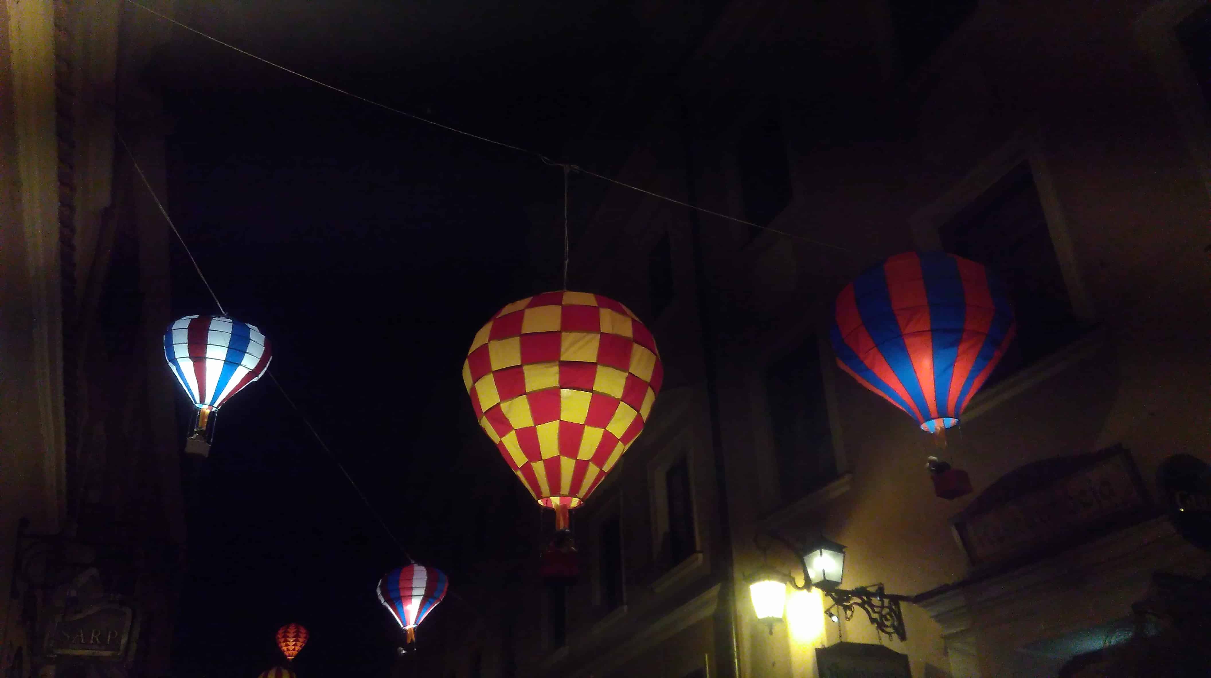 La calle decorada con unos globos aerostáticos - la vida nocturna de Lublin