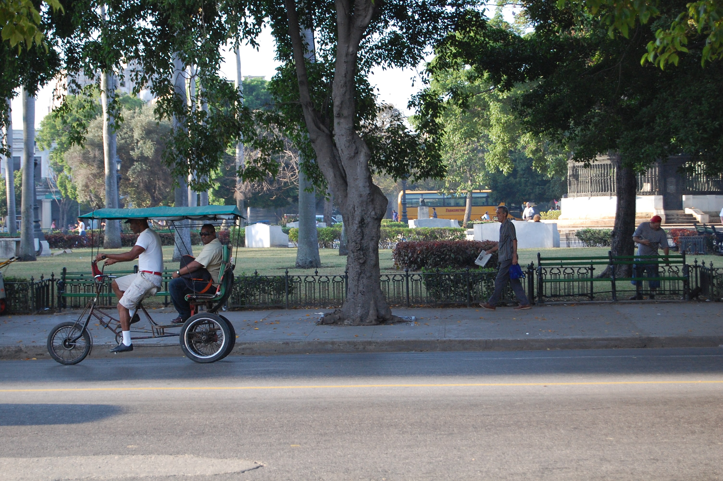 Bici-taxi por el parque de La Fraternidad. Marta Lora.