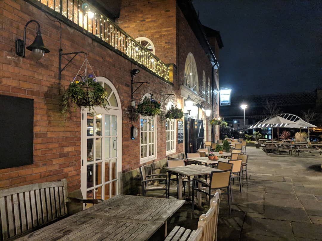 Terraza de The Wharf junto a los canales de Mánchester. Uno de los mejores sitios en los que disfrutar el sol en esta ciudad junto a unas preciosas vistas. 