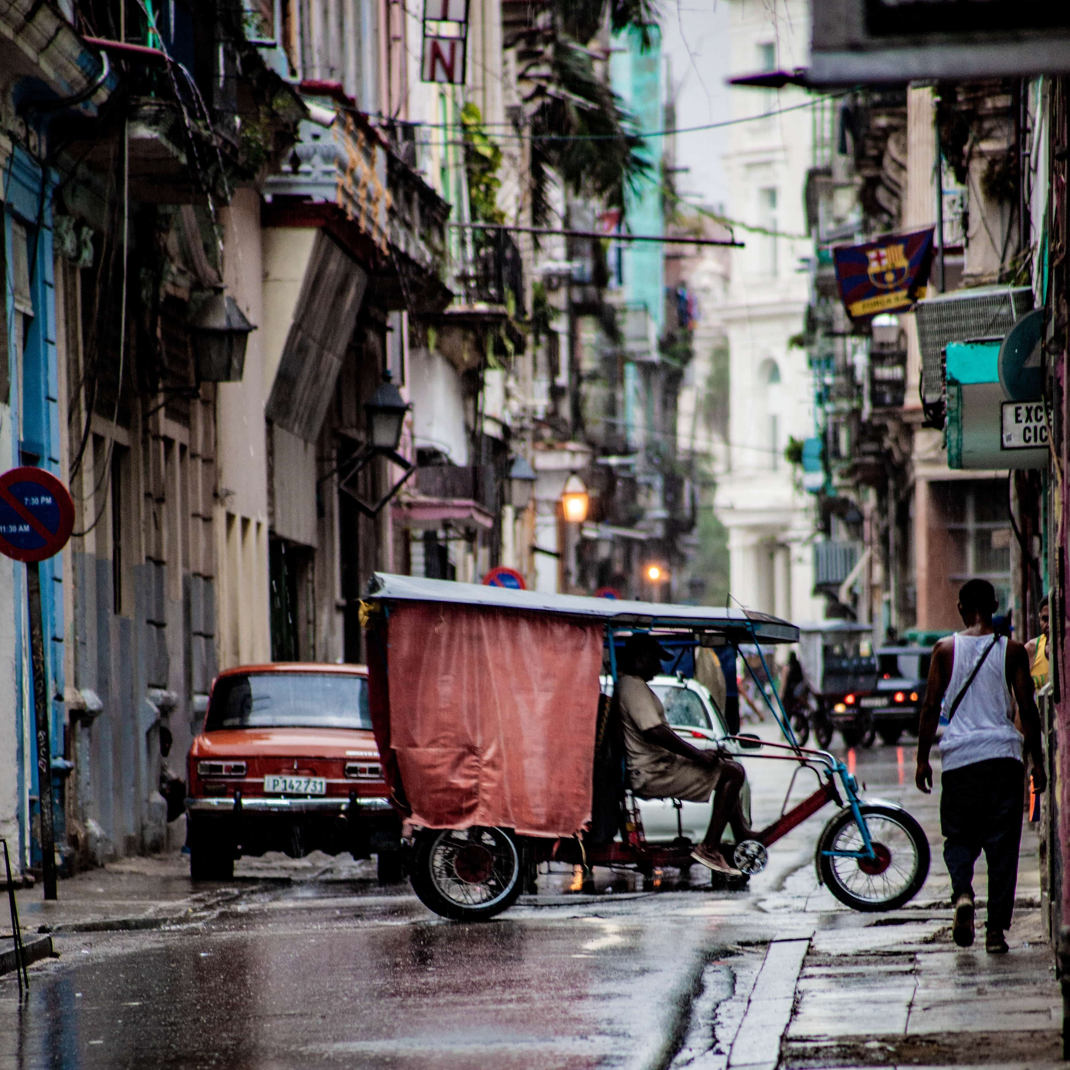 Bici-taxi en La Habana Vieja. Photo by Nate Cohen from Pexels