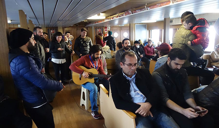 estambul-ferry-musicos