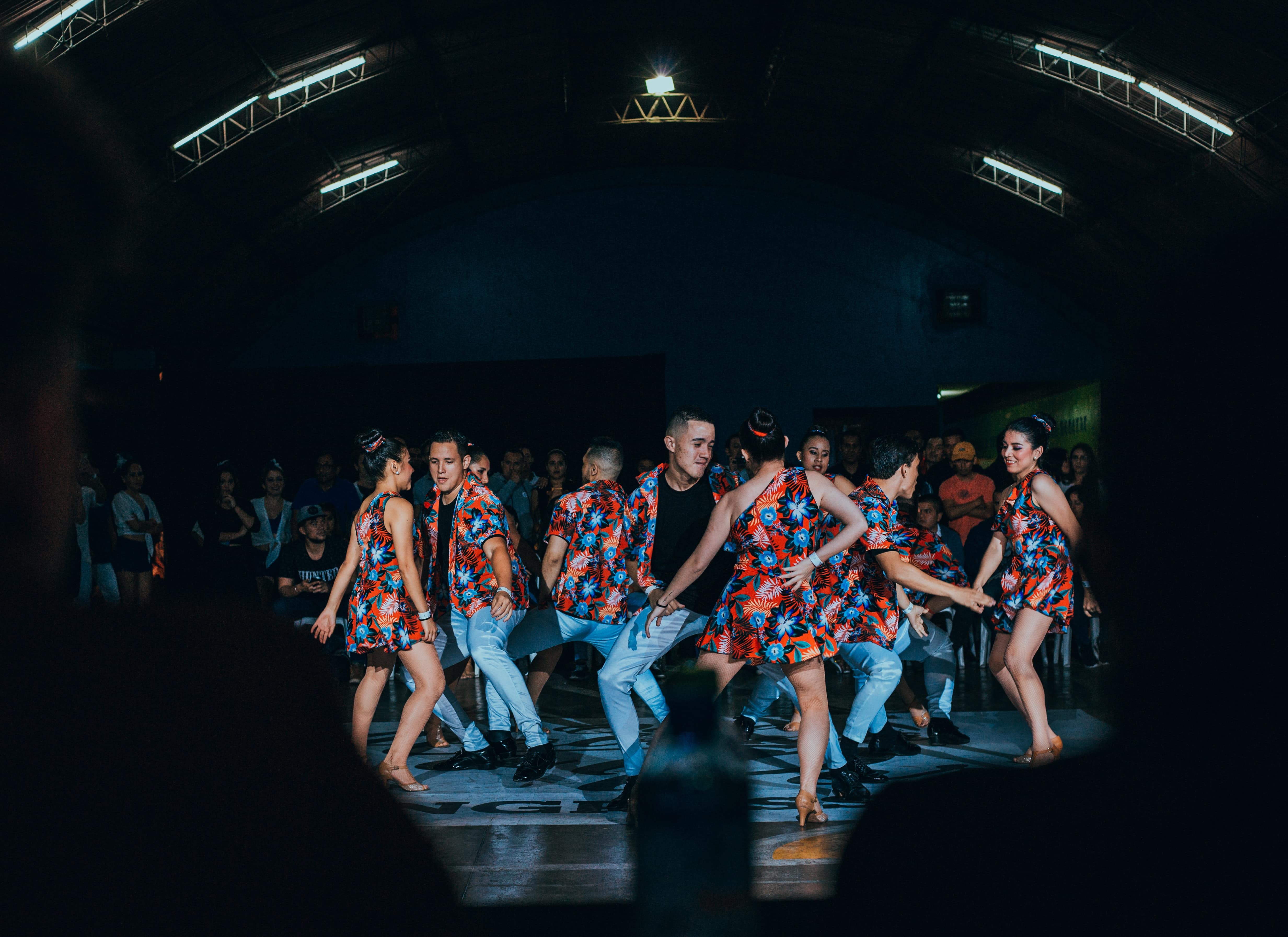 Grupo de bailarines de salsa. Photo by Frank Romero on Unsplash