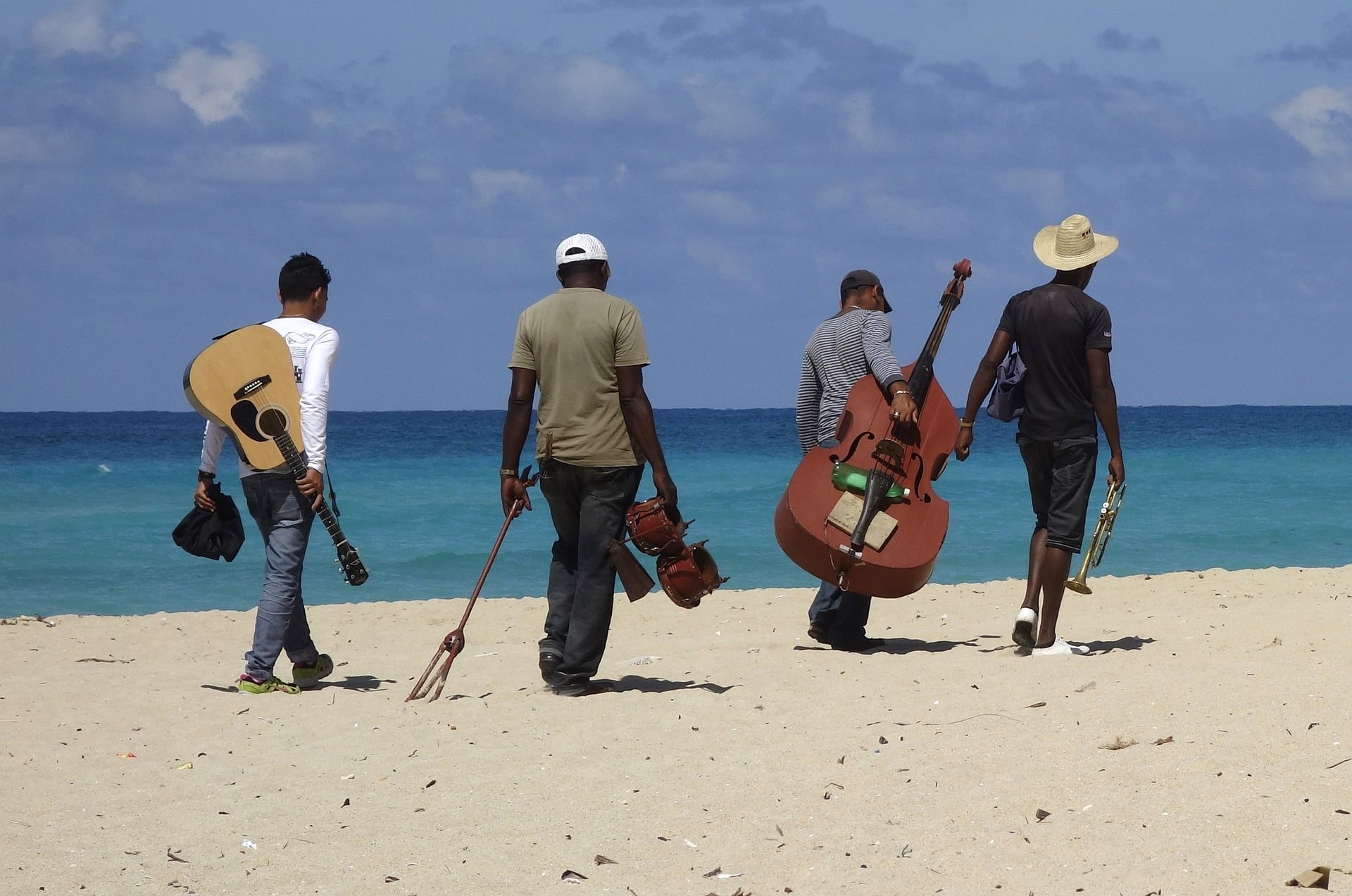 Músicos por la playa. Image by <a href="https://pixabay.com/users/LaughingRaven-834173/?utm_source=link-attribution&utm_medium=referral&utm_campaign=image&utm_content=743973">LaughingRaven</a> from <a href="https://pixabay.com/?utm_source=link-attribution&utm_medium=referral&utm_campaign=image&utm_content=743973">Pixabay</a>