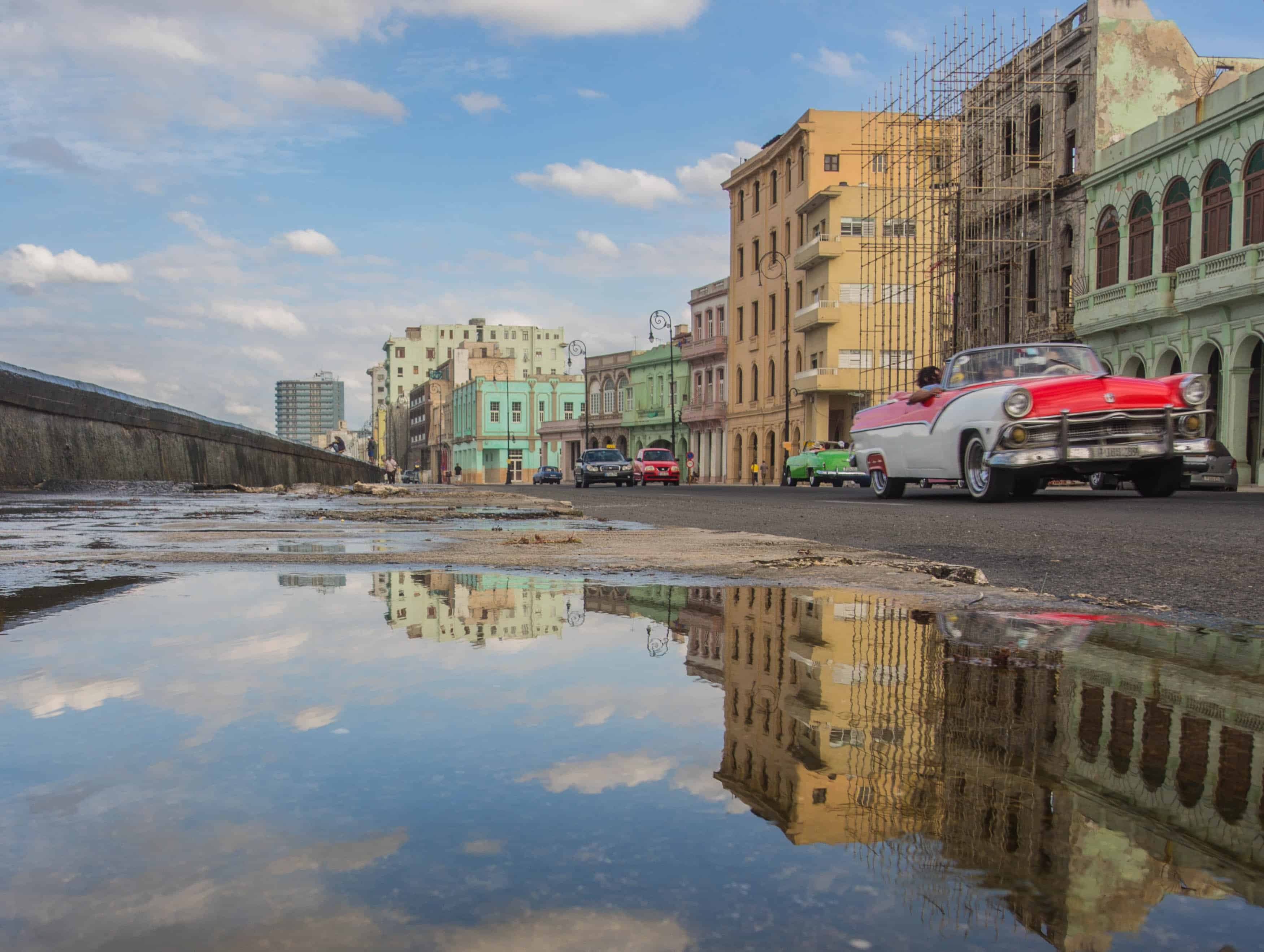 El Malecón inundado. Photo by Raul Cacho Oses on Unsplash