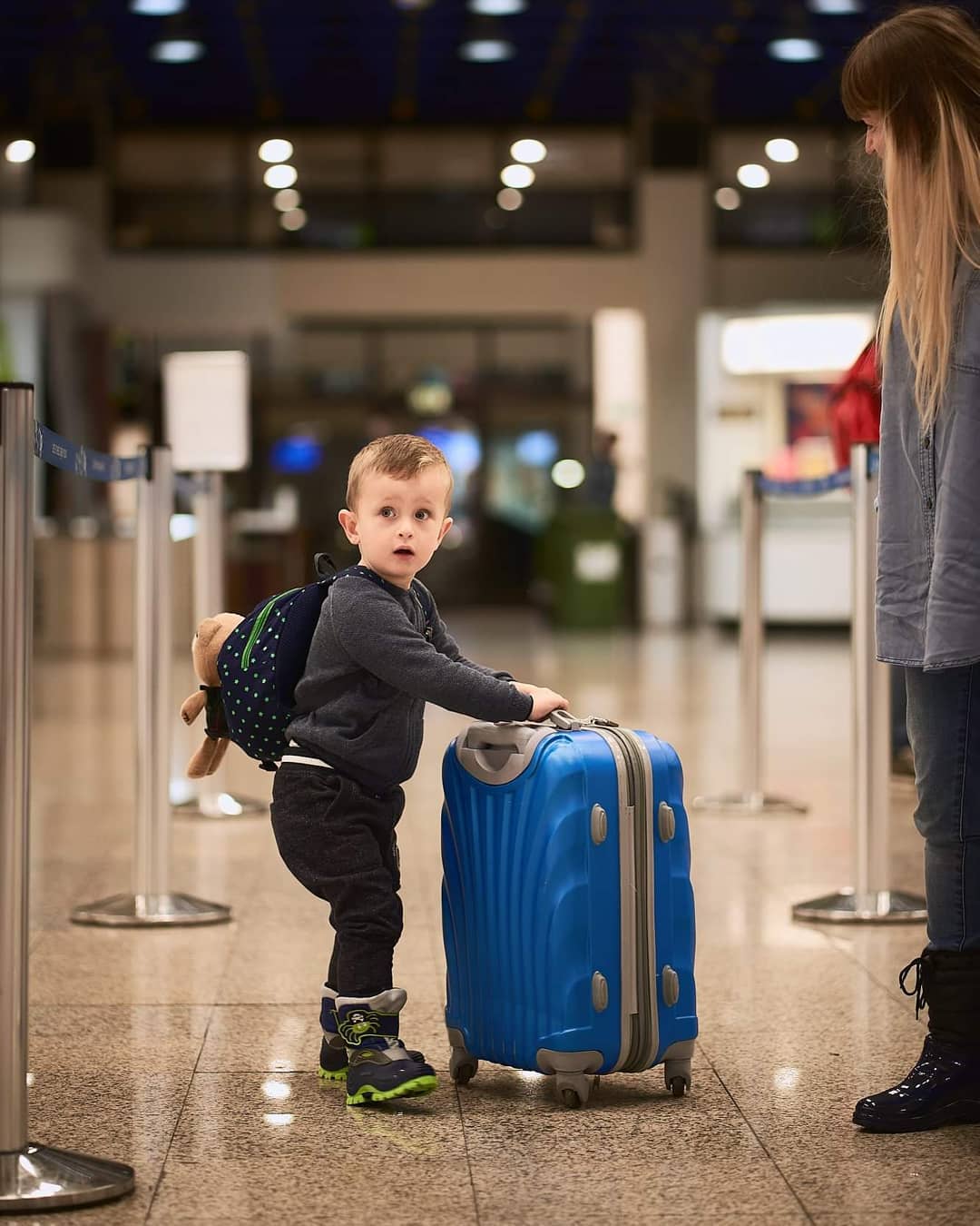 Niño en el aeropuerto de Malta