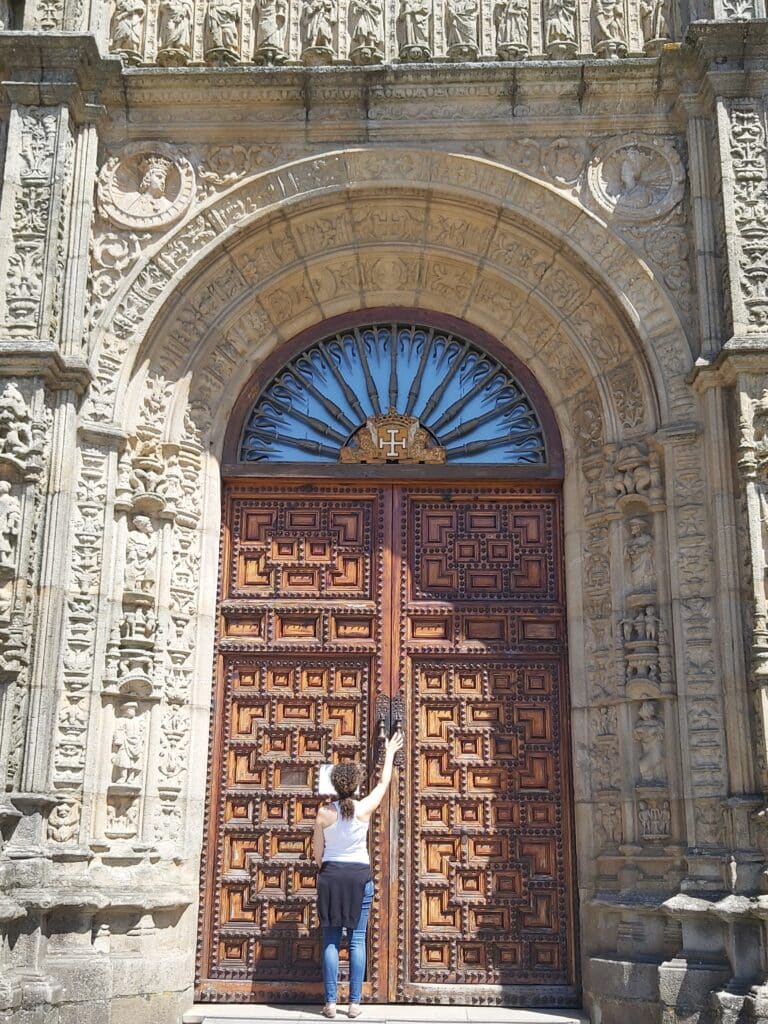 Imagen de la puerta principal del Hostal de los Reyes Católicos