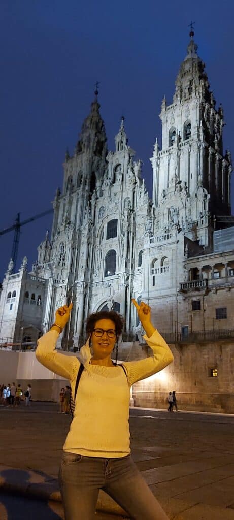 Foto de la fachada de la catedral desde las escaleras que bajan a la izquierda de la plaza del obradoiro