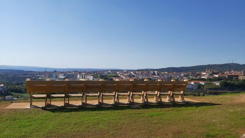 Imagen de Santiago de Compostela desde el Monte Gaiás con los bancos del mirador en primer plano