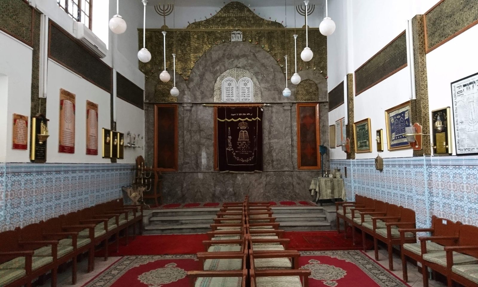 interior de la sinagoga en el barrio judio de Marrakech