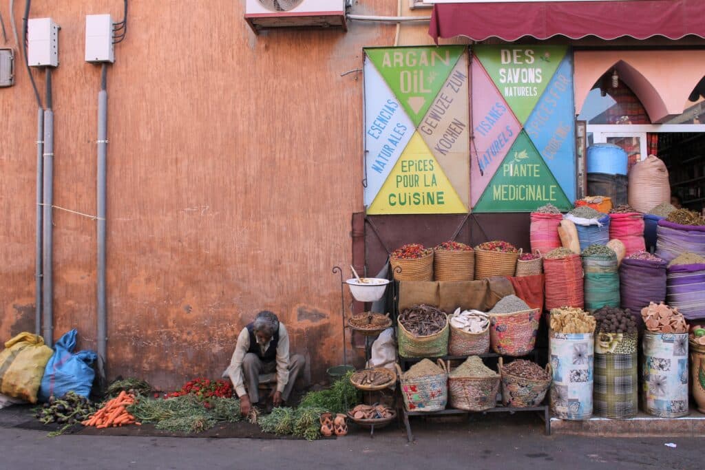 puesto de especias en marrakech, apoyar el comercio local para viajar sostenible