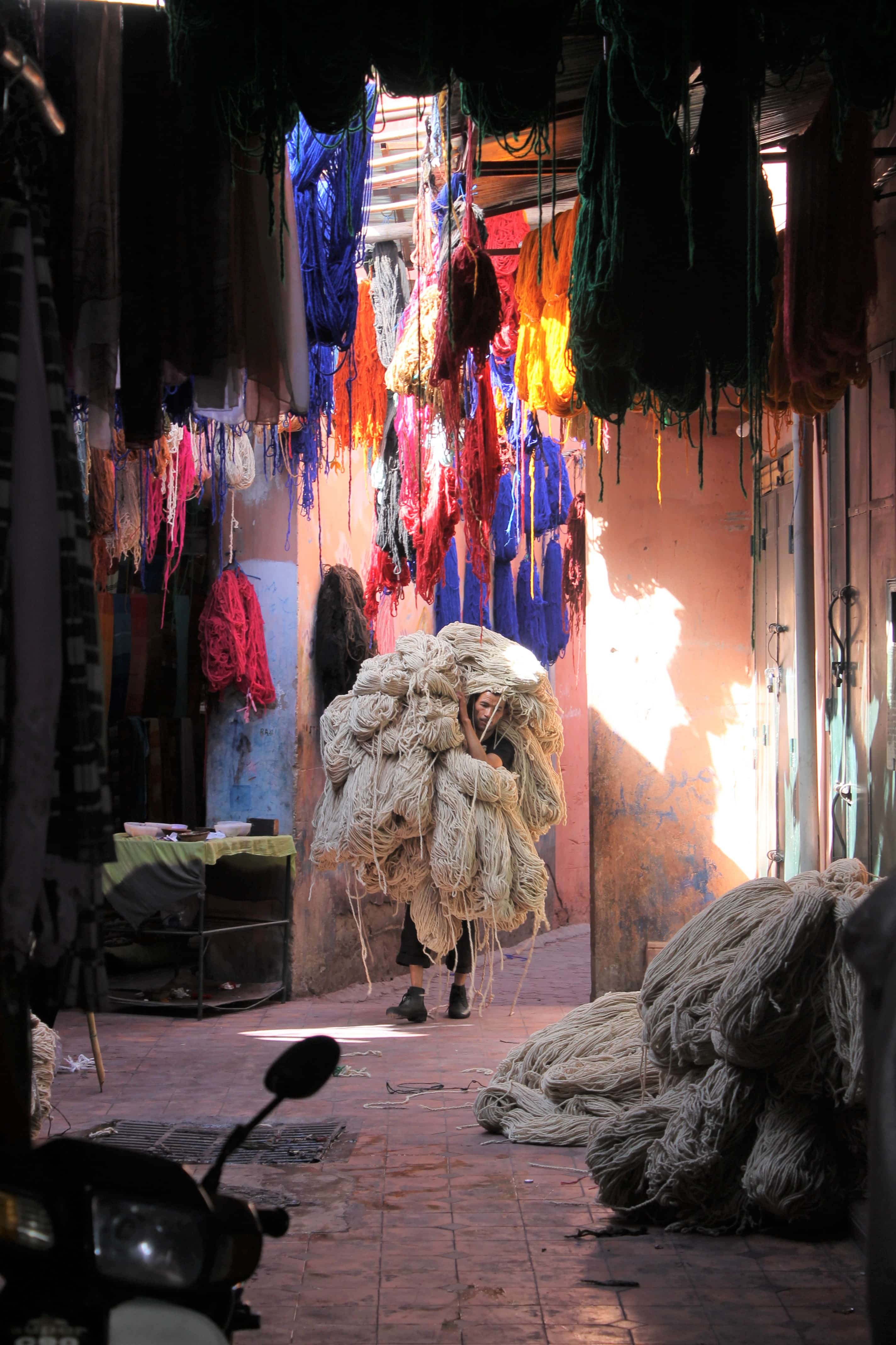 hombre transportando lana en el zoco de los tintoreros de Marrakech 
