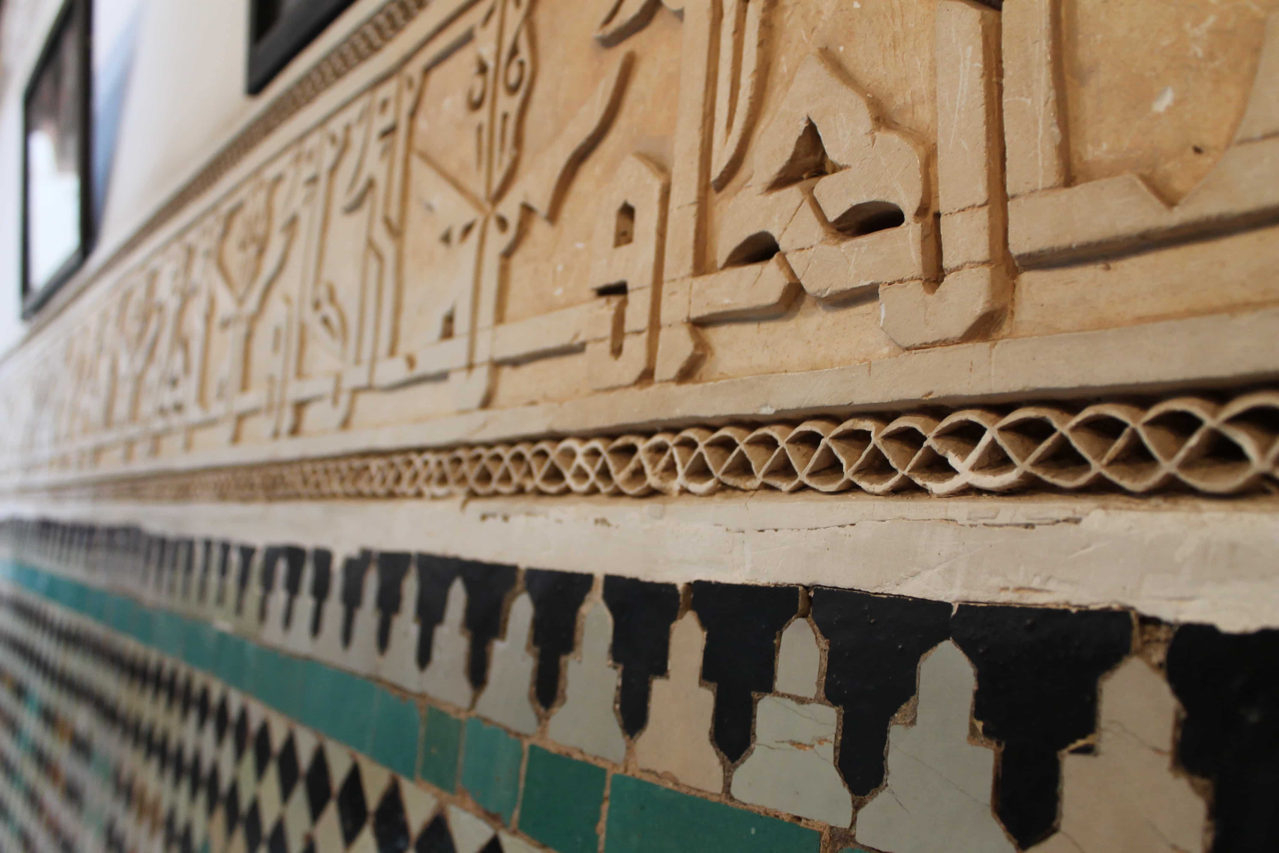 pared decorada marroquí Detalle de la decoración tipográfica en la pared de la madrasa Ben Youssef