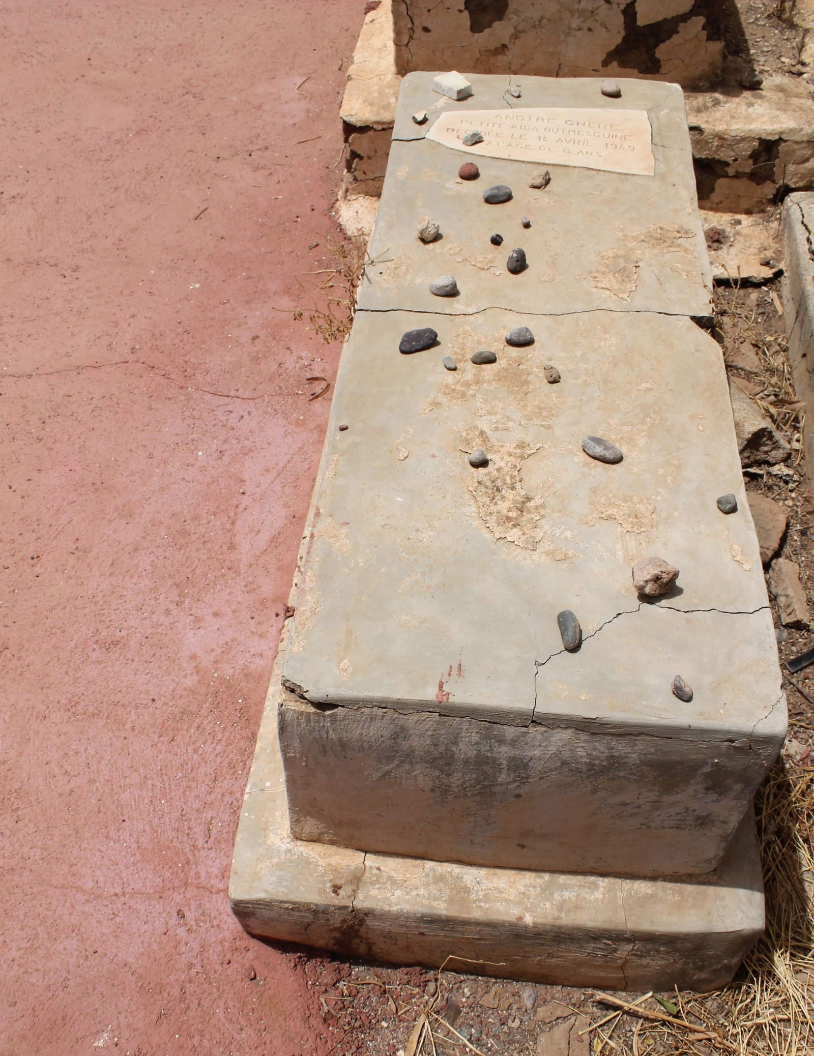 tumba en el cementerio judio de Marrakech con piedrecitas encima