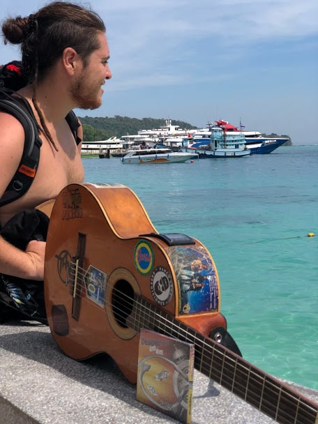 Viajando Música: De Argentina al mundo con su guitarra y bicicleta