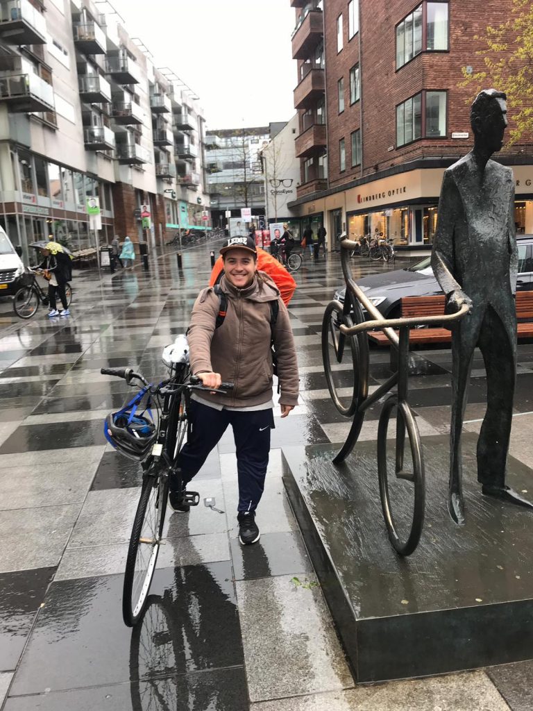 Viajando Música: De Argentina al mundo con su guitarra y bicicleta