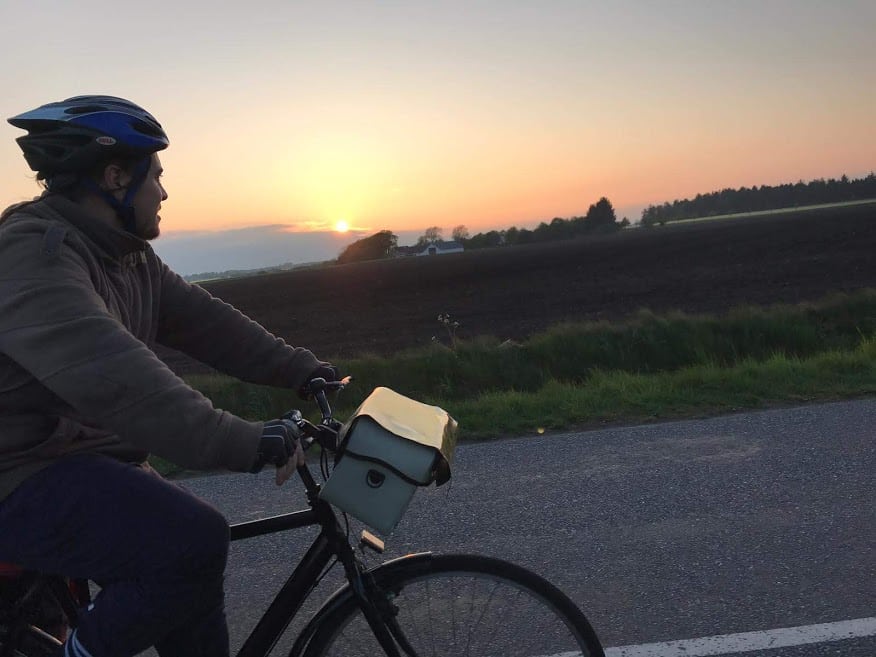 Viajando Música: De Argentina al mundo con su guitarra y bicicleta