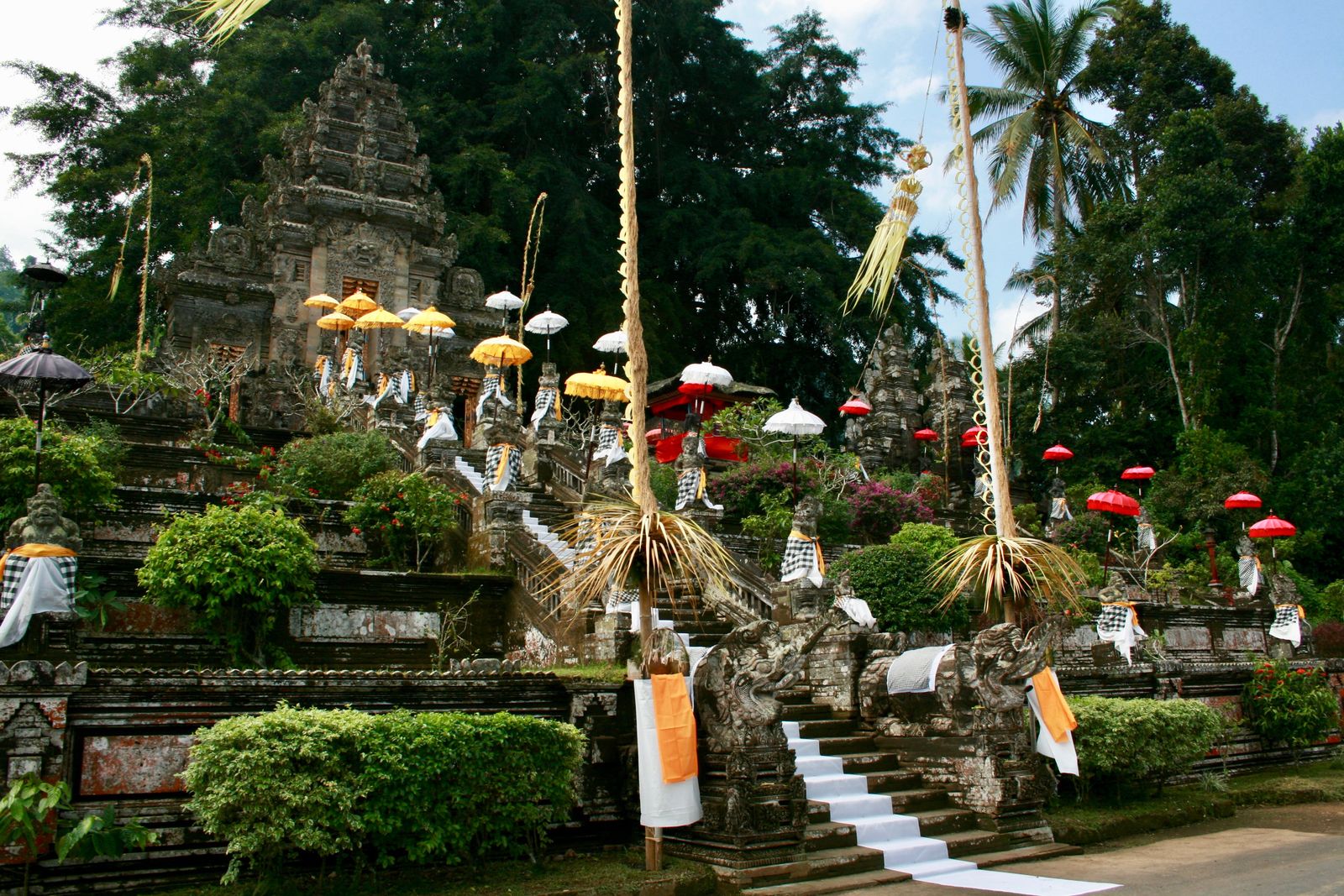 PURA KEHEN Y DESA PENGLIPURAN: ESTE DE BALI