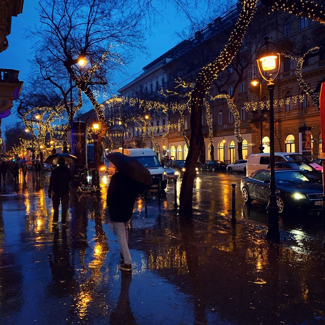 La avenida Andrassy en navidad, foto de @isangells