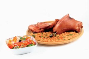 Plato típico el 1 de Diciembre día de Rumania Receta Fasole cu ciolan