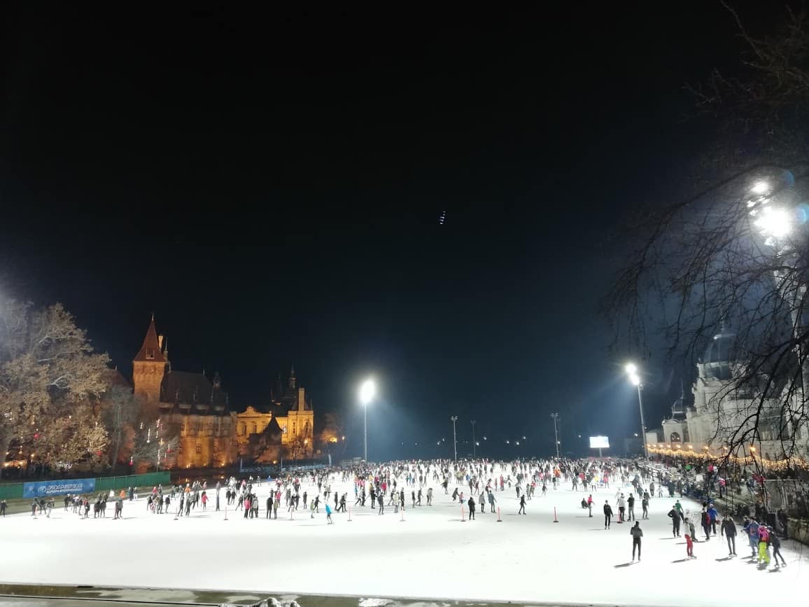 Pista de patinaje de la plaza de los héroes
