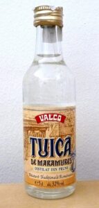 Bebida típica rumana tuica Tuica caliente