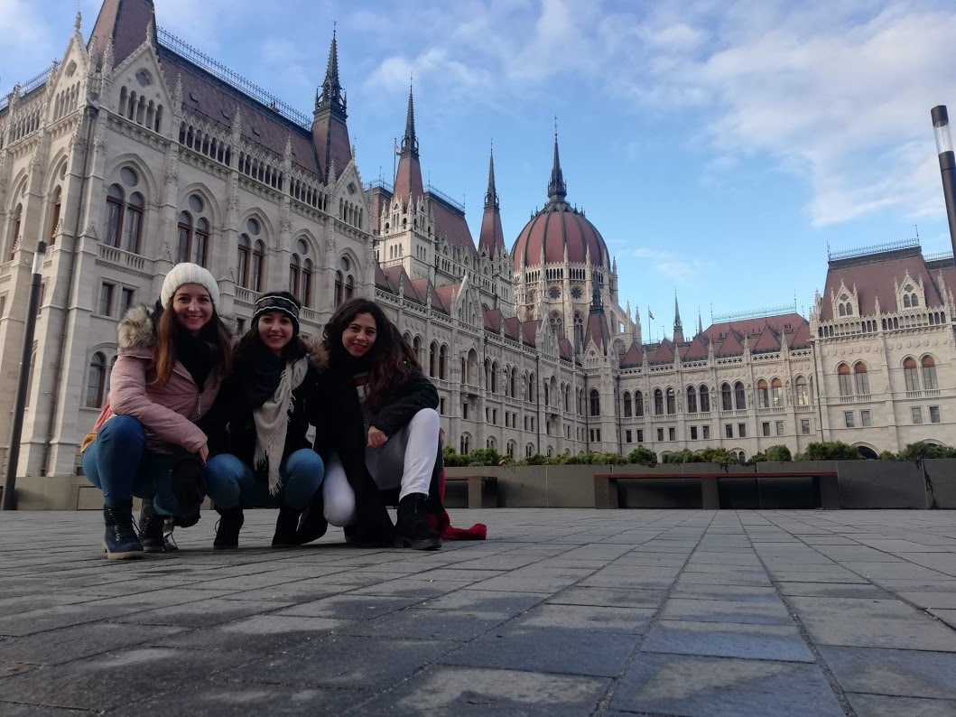 Frente al Parlamento de Budapest