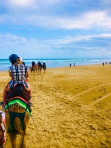 Anna Bay, Aventura en la arena